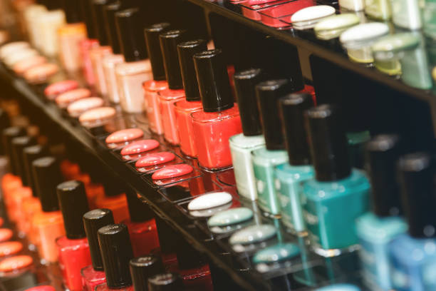 diversi smalti per unghie - nail polish foto e immagini stock