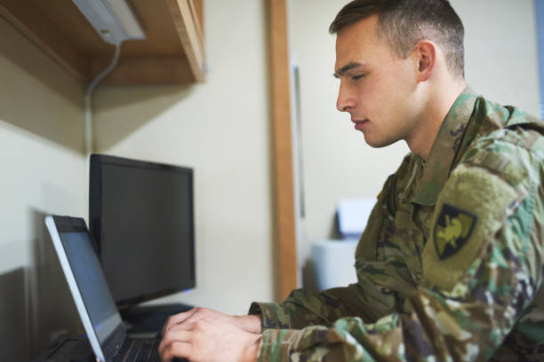 vida del ejército, no es todas las armas y granadas - marines adult student camouflage camouflage clothing fotografías e imágenes de stock