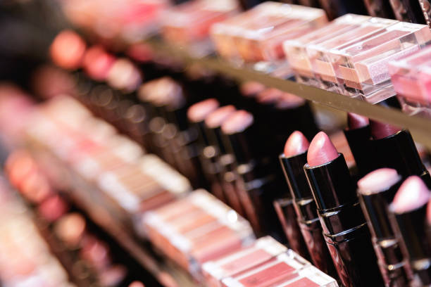 tester der verschiedenen lippenstifte - make up stock-fotos und bilder