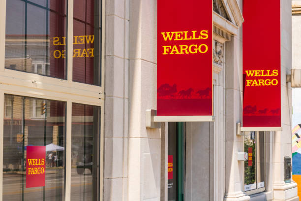 wells fargo retail bank branch. wells fargo may have accidentally foreclosed 400 homes due to a computer glitch vi - foreclosed imagens e fotografias de stock