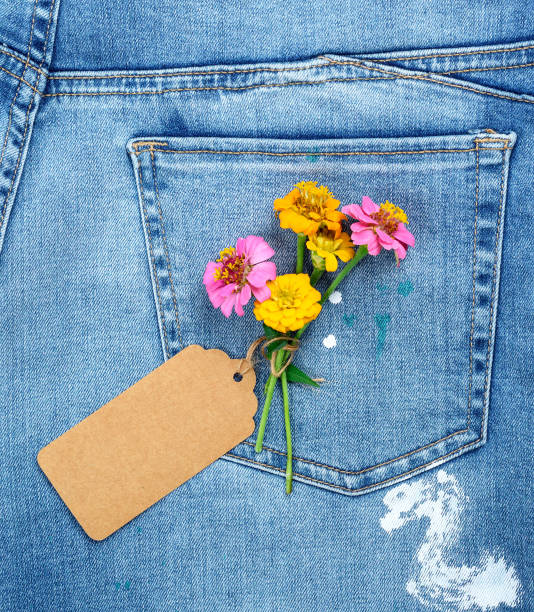 istock empty brown paper tag and a bouquet of flowers 1015452352