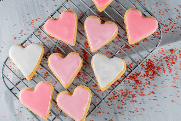 małe ciasteczka serca na stojaku chłodzącym - heart shaped cookie zdjęcia i obrazy z banku zdjęć