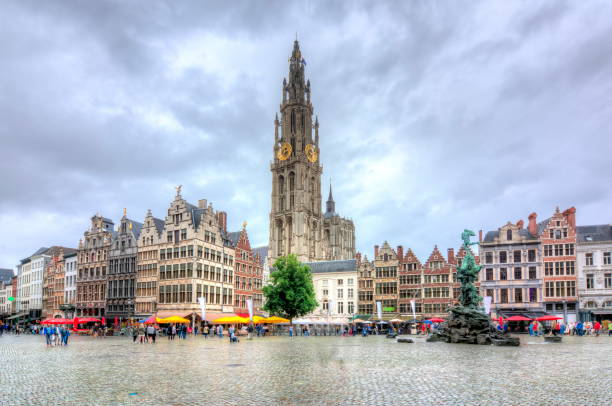 piazza del mercato e cattedrale di nostra signora, anversa, belgio - brabo foto e immagini stock