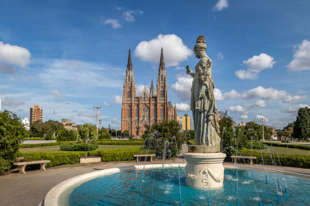 kathedraal van la plata en plaza moreno fontein - la plata, provincie buenos aires, argentinië - buenos aires stockfoto's en -beelden