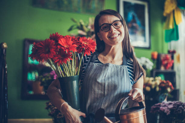 preparing flowers for arranging - florist flower market flower store imagens e fotografias de stock