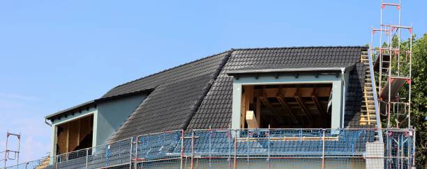 tegels op een dak (panoramisch beeld) - timmerman dakkapel stockfoto's en -beelden