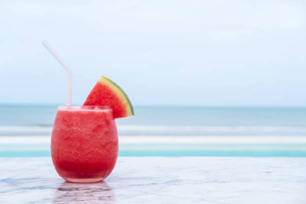 smoothie de melon d’eau sur une plage tropicale bleue. concept de vacances d’été. - watermelon melon fruit juice photos et images de collection