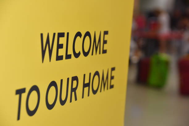 istock SIGN- Welcome home in English and Spanish 1015523064