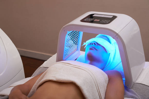 facial de luz led - peeling beauty treatment human face beautician - fotografias e filmes do acervo