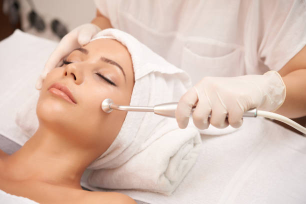 Microdermabrasion Cosmetologist using microdermabrasion machine for peeling, view from above microdermabrasion stock pictures, royalty-free photos & images