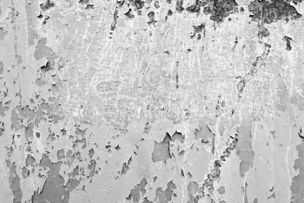 istock Wall fragment with attritions and cracks 1015542438