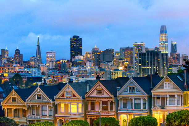 painted ladies houses a san francisco in un'ora serale - san francisco county san francisco bay area house painted ladies foto e immagini stock