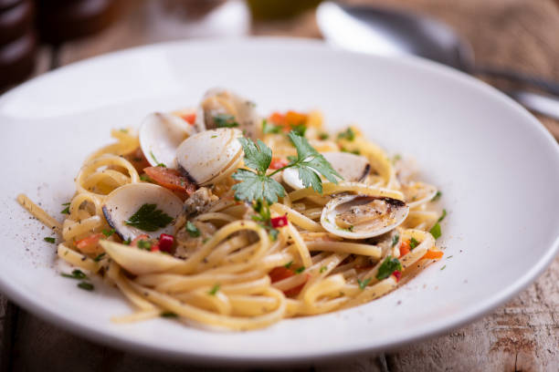istock Delicious linguine pasta in a clams sauce 1015561758