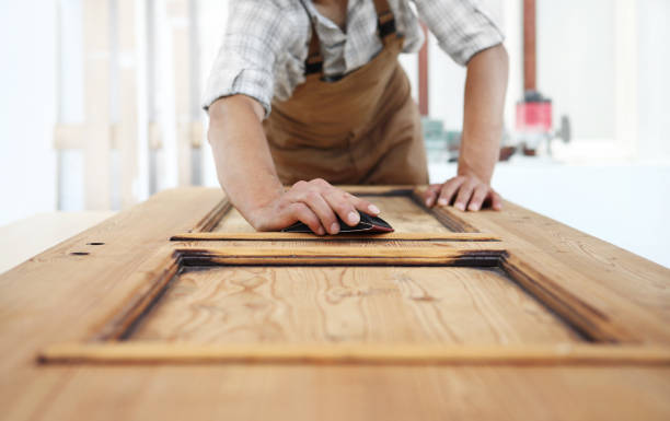 carpenter work the wood with the sandpaper - carpenter restoring furniture wood imagens e fotografias de stock
