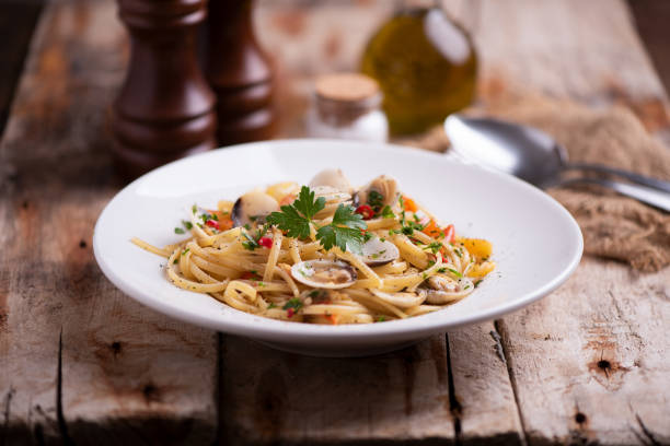 istock Delicious linguine pasta in a clams sauce 1015572308
