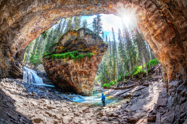 バンフ国立公園はカナダのジョンストン渓谷の洞窟でハイカー - bow valley ストックフォトと画像