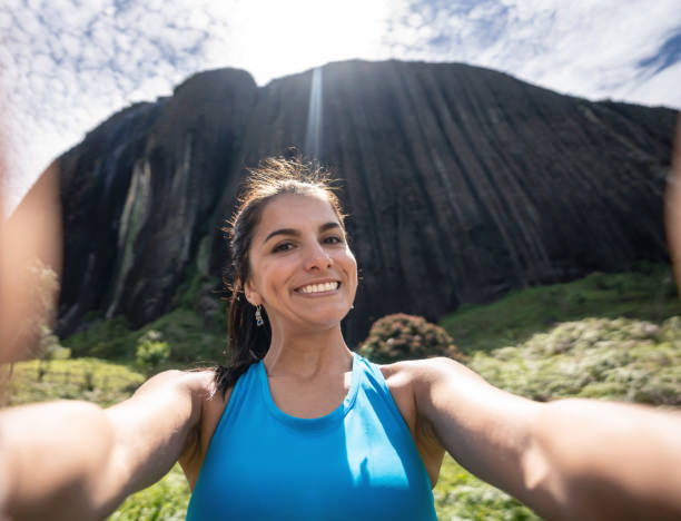 kobieta robi selfie podczas wspinaczki w guatape - muscular build rock climbing mountain climbing women zdjęcia i obrazy z banku zdjęć