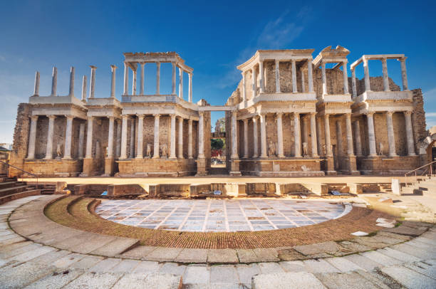 teatro romano de mérida, mérida, extremadura, españa. - buque conocido fotografías e imágenes de stock