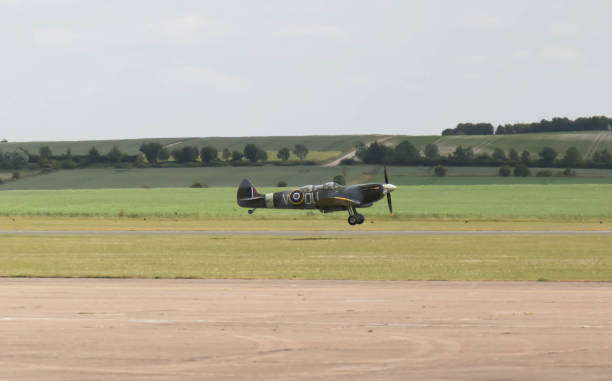 ii wojna światowa spitfire lądowania w duxford podczas air show - spitfire airplane world war ii airshow zdjęcia i obrazy z banku zdjęć