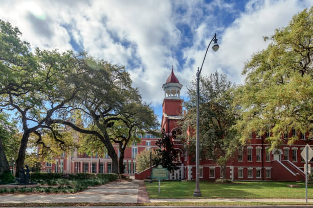 istock Courthouse Square in Kissimmee 1015661200