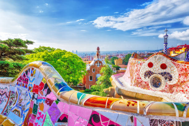 barcellona, spagna. splendida vista colorata di park guell - la creazione del grande architetto antonio gaudi. patrimonio mondiale dell'unesco. - antonio gaudi outdoors horizontal barcelona foto e immagini stock