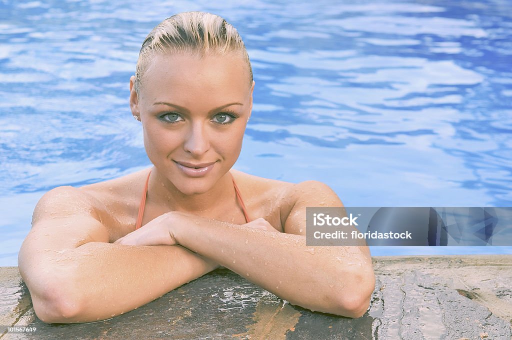 Kobieta bikini model relaks w basenie krawędzi - Zbiór zdjęć royalty-free (Basen)