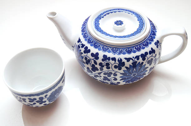 bule de chá chinês em fundo branco - tetsubin teapot - fotografias e filmes do acervo