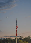 a-halbmond-leuchtet-hell-als-die-sonne-untergeht-mit-der-amerikanischen-flagge-in-ruhe-im.jpg?b=1&s=170x170&k=20&c=gsCb_IAH-MFBTqSWlMMNkJJLNr224Yl4E1he3KUvUGk=