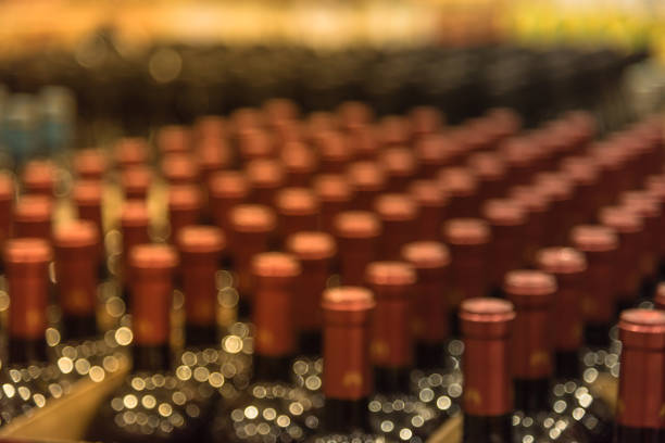 abstrakcyjna sekcja rozmytego wina i szampana w hurtowni w ameryce - wine cellar liquor store wine rack zdjęcia i obrazy z banku zdjęć