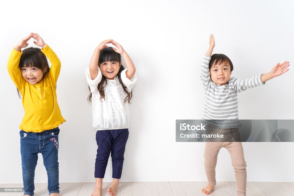 Kinder spielen zu Hause - Lizenzfrei Kind Stock-Foto