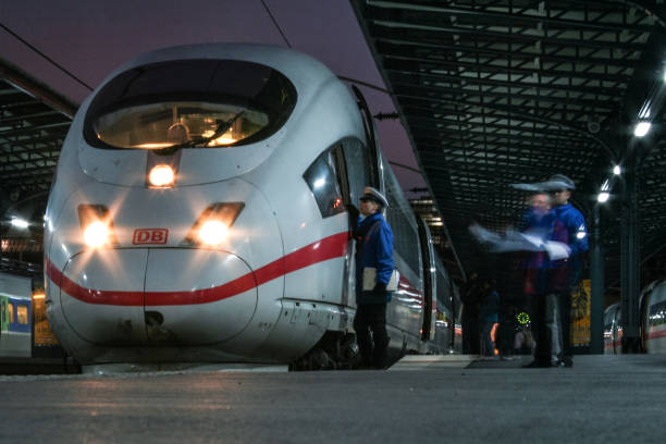 독일 높은 속도 기차 얼음 (인터시티 익스프레스), 프랑스 sncf tgv의 주요 경쟁자의 출발을 준비 하는 철도 직원 - siemens 뉴스 사진 이미지