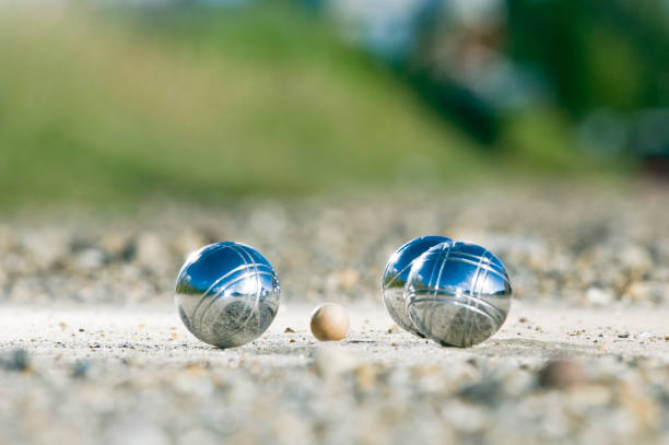 urlaubsreisende; petanque-kugeln in der nähe des ziels - traditionelle sportarten stock-fotos und bilder