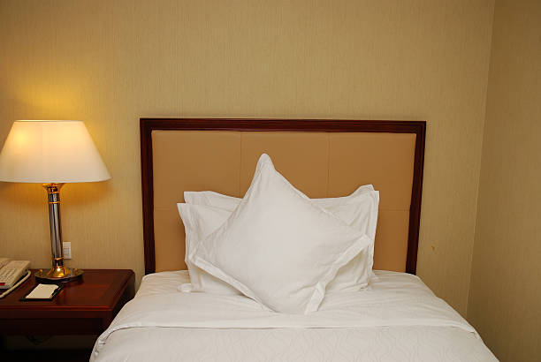 w hotelu - bed and breakfast inn lamp bed zdjęcia i obrazy z banku zdjęć