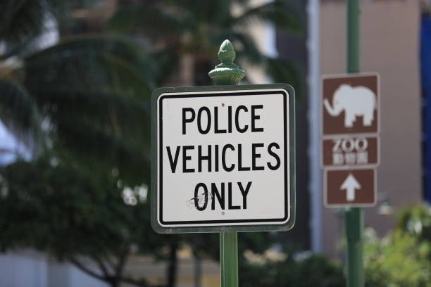 полицейские машины только дорожный знак в waikiki гонолулу гавайи сша - hawaiian culture flash стоковые фото и изображения
