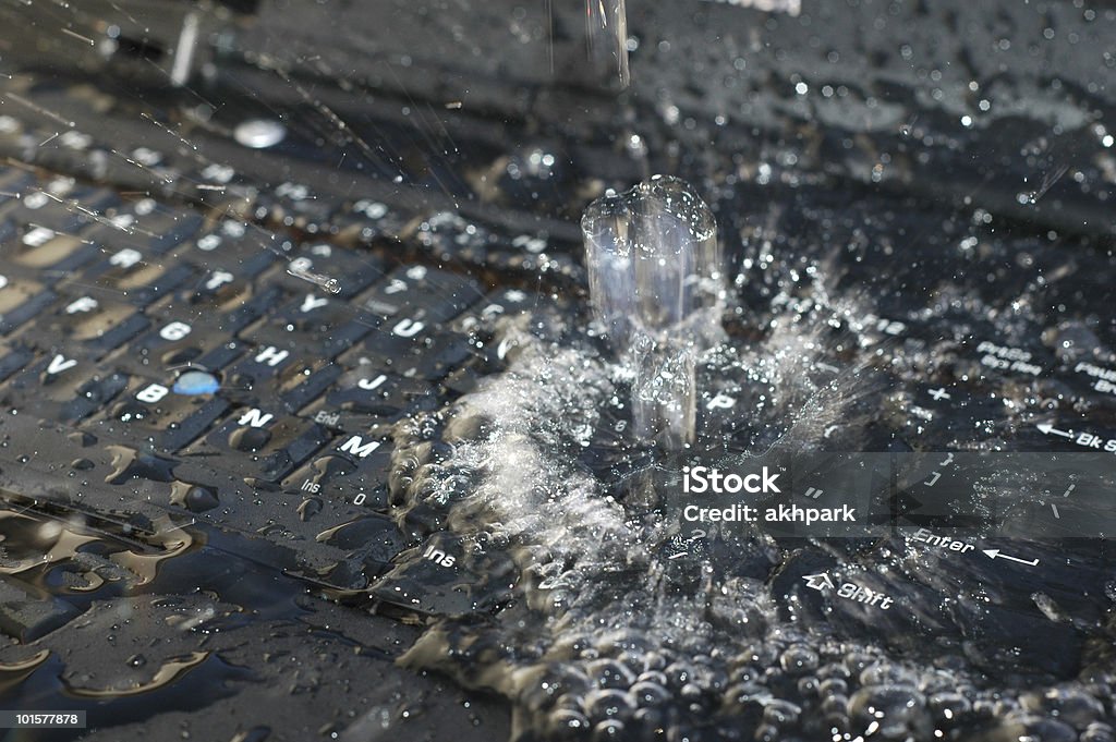 Agua vertiendo en teclado - Foto de stock de Color - Tipo de imagen libre de derechos