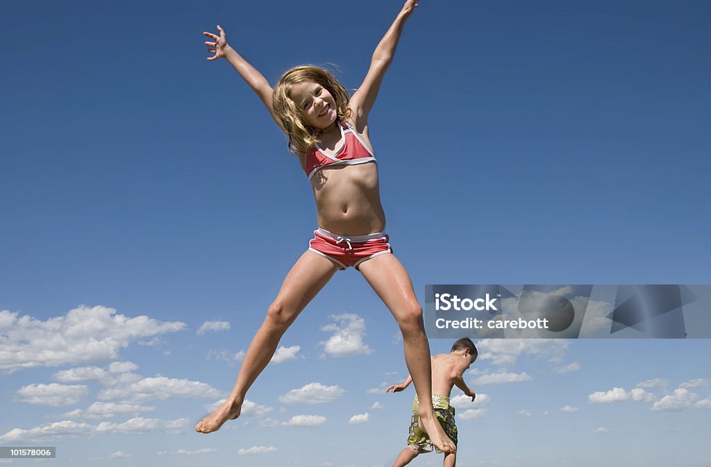 Saltare bambini serie - Foto stock royalty-free di A mezz'aria