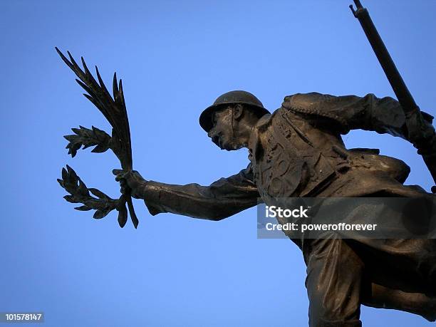 Memorial Da Guerra Em Catedral De S Bonifácio - Fotografias de stock e mais imagens de Antigo - Antigo, Ao Ar Livre, Azul