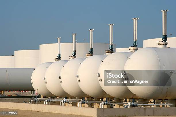 Foto de Refinaria De Petróleo De Tanques e mais fotos de stock de Propano - Propano, Tanque de Armazenamento, Gás natural