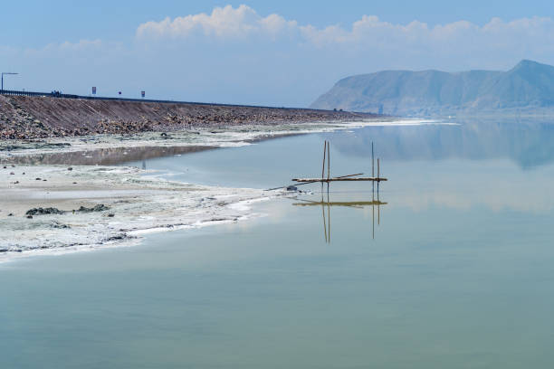 grobla nad jeziorem słonym urmia. iran - lake urmia zdjęcia i obrazy z banku zdjęć