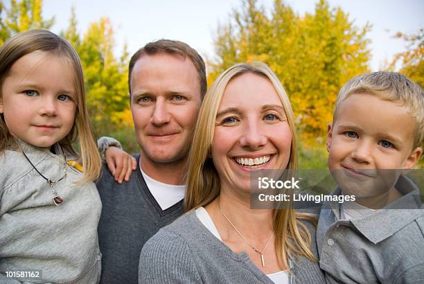 ご家族 - ポートレートのストックフォトや画像を多数ご用意 - ポートレート, 屋外, 若い家族
