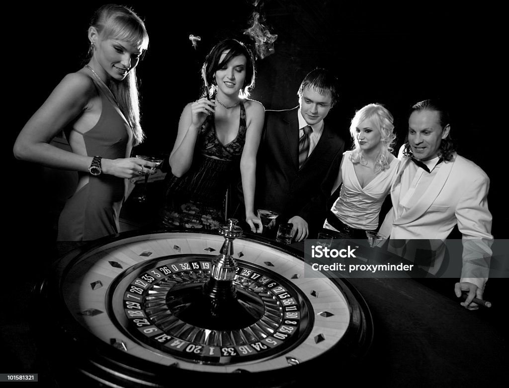 Roulette nel casinò - Foto stock royalty-free di Adulto