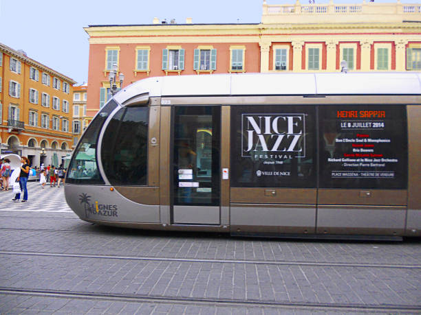 nizza, francia, tram che attraversa piazza massena 2 - city of nice france massena city foto e immagini stock