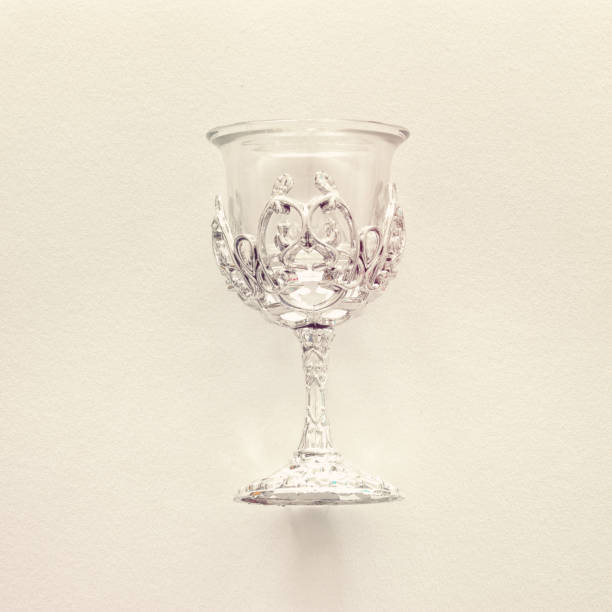 image vue de dessus de tasse de vin argent juif pour le vin. pâque concept vacances et shabbat. vintage filtré. - passover judaism seder kiddush cup photos et images de collection