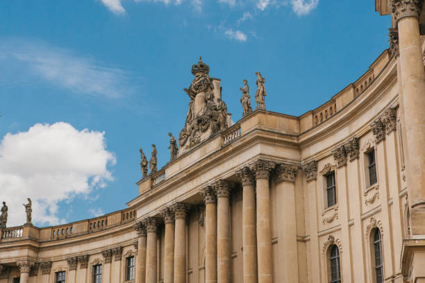 青い空を背景ベルリンのフンボルト大学 - berlin germany facade day outdoors ストックフォトと画像