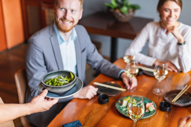 contorno di soia servito - restaurant waiter table wait staff foto e immagini stock