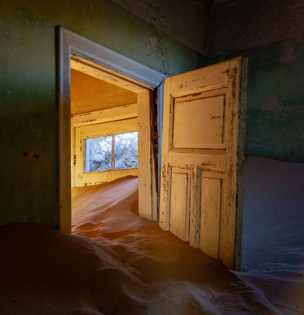 istock Sand has invaded and taken over these rooms in Kolmanskoppe 1015871404