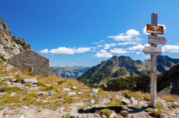 percorso verso i laghi di lausfer, piemonte, italia - old ruin italy piedmont hiking foto e immagini stock