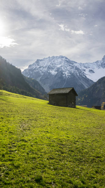 istock Barn in front of mountains 1015922504