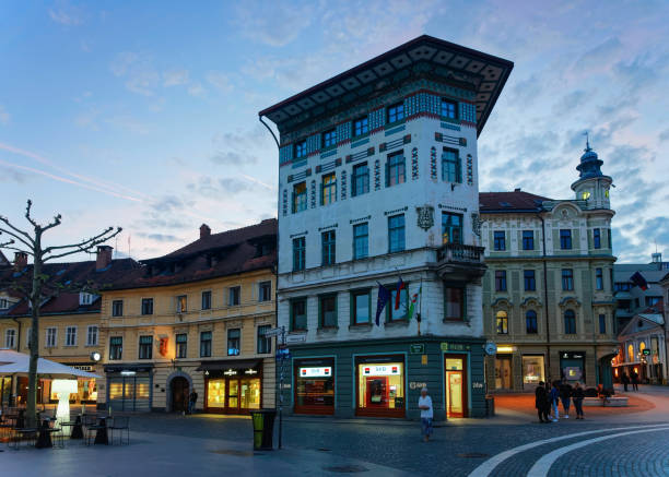 ludzie na ulicy presernov trg w lublanie w słowenii wieczorem - ljubljana flag slovenia scenics zdjęcia i obrazy z banku zdjęć