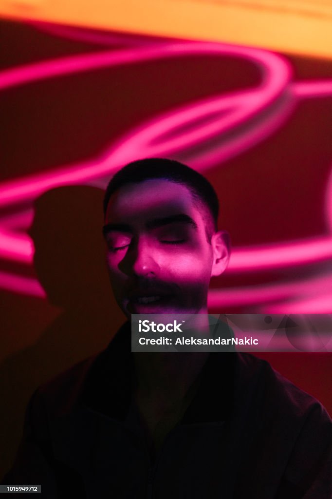 Junger Mann von Neonlichtern beleuchtet - Lizenzfrei Neon Stock-Foto